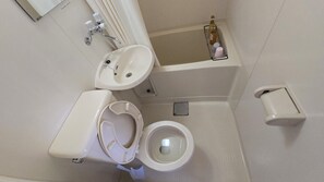 Habitación Confort con 1 cama doble o 2 individuales | Baño | Secador de pelo, toallas, jabón y champú