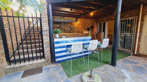 Delightful 2-bedroom apartment in Garsfontein, Pretoria perfect for your stay