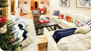 Una sala de estar acogedora con chimenea, una mesita de centro y un árbol de Navidad.