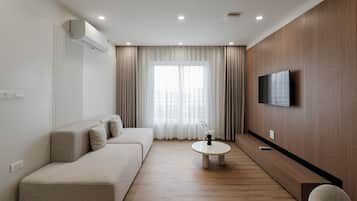 Minibar, escritorio, cortinas blackout y tabla de planchar con plancha