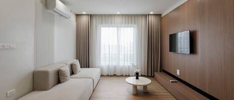 Executive appartement | Een minibar, een bureau, verduisterende gordijnen