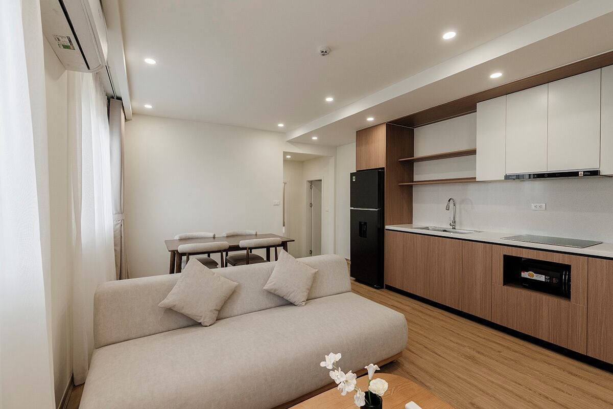 Minibar, escritorio, cortinas blackout y tabla de planchar con plancha 