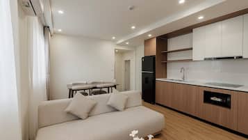 Minibar, escritorio, cortinas blackout y tabla de planchar con plancha