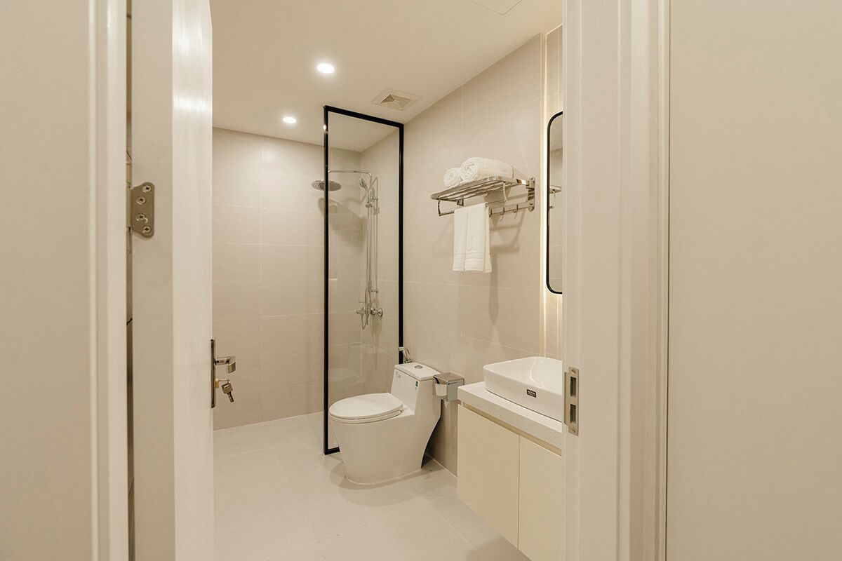 Executive Apartment | Bathroom | Free toiletries, hair dryer, bathrobes, slippers
