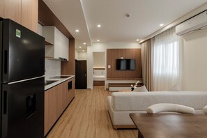 Signature Studio | Minibar, desk, blackout curtains, iron/ironing board - A25 Residences - 7 Trieu Viet Vuong (Hai Ba Trung)