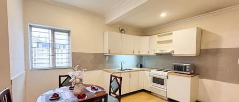 Perushuoneisto, 1 makuuhuone, tupakointi kielletty | Yksityinen keittiö | Jääkaappi, mikroaaltouuni, vedenkeitin