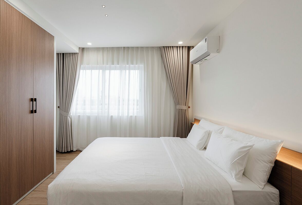 Minibar, escritorio, cortinas blackout y tabla de planchar con plancha 