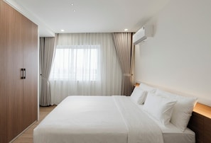 Minibar, escritorio, cortinas blackout y tabla de planchar con plancha 