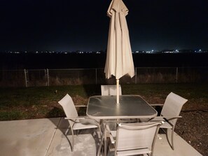 Outdoor dining - Modern 3 BR/2 BA home-1Gig Internet-1440sqft-long stays-no cleaning fees (Caldwell)