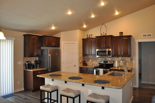 Modern 3 BR/2 BA home-1Gig Internet-1440sqft-long stays-no cleaning fees