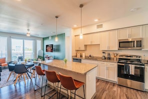 Fridge, microwave, stovetop, dishwasher - Stadium Retreat w/ Balcony| Parking | Pool| Gym | WD (Glendale)