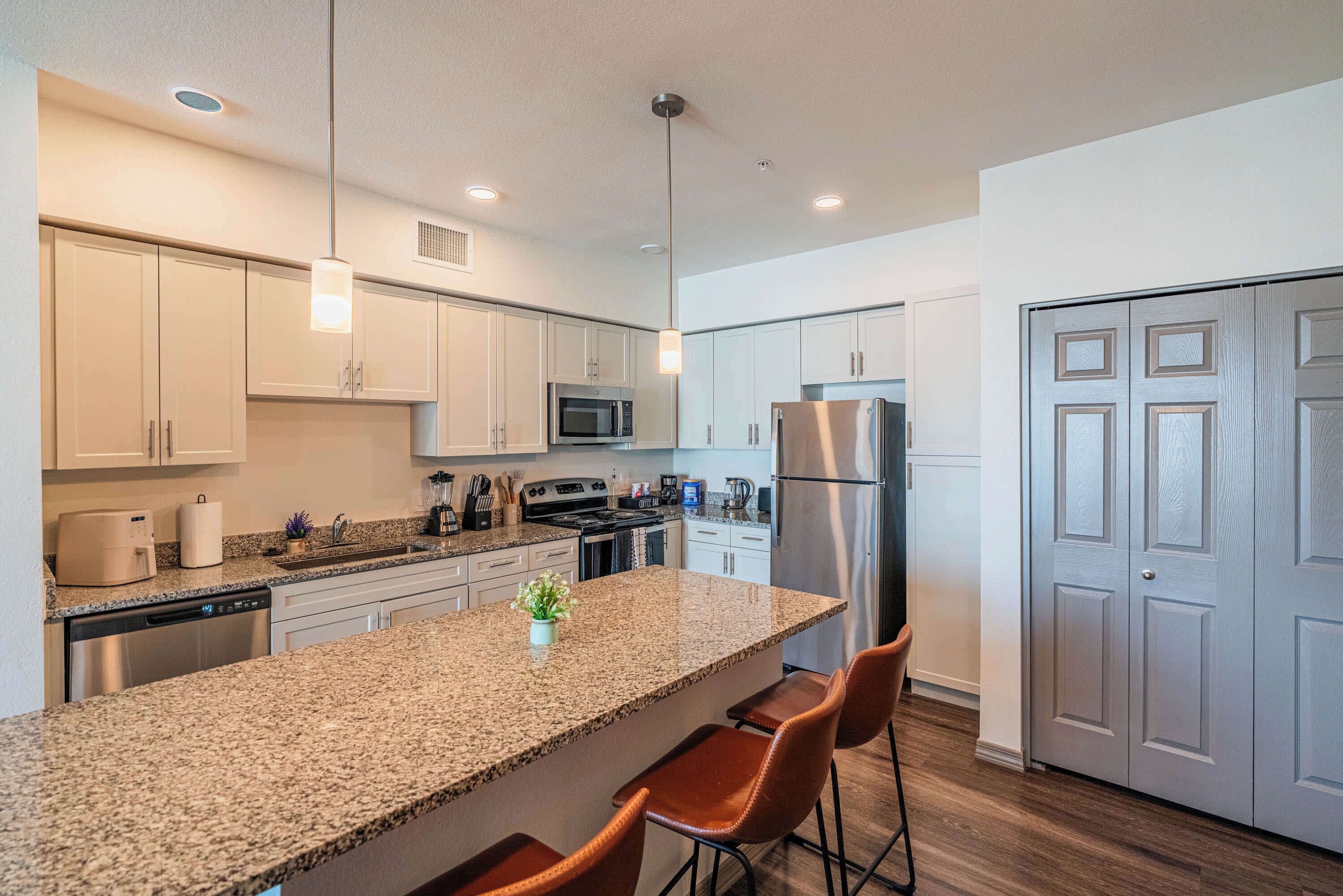 Kjøleskap, mikrobølgeovn, kokeplater og oppvaskmaskin