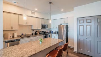 Kjøleskap, mikrobølgeovn, kokeplater og oppvaskmaskin