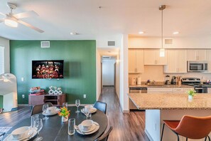 Dining - Stadium Retreat w/ Balcony| Parking | Pool| Gym | WD (Glendale)