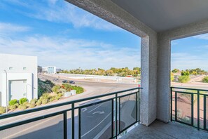 Property grounds - Stadium Retreat w/ Balcony| Parking | Pool| Gym | WD (Glendale)
