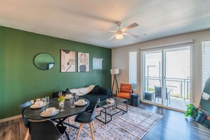 TV - Stadium Retreat w/ Balcony| Parking | Pool| Gym | WD (Glendale)
