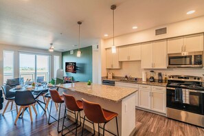Fridge, microwave, oven, stovetop - Westgate Near Stadium Balcony Pool Parking Gym WD (Glendale)