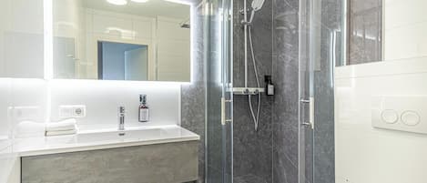Basic Apartment | Bathroom | Shower, free toiletries, hair dryer, towels