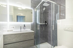 Apartemen Basic | Kamar mandi | Shower, perlengkapan mandi gratis, pengering rambut, dan handuk