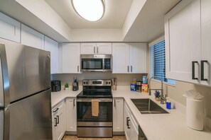 Fridge, microwave, oven, stovetop - Near Casino Pool, Gym, Balcony, Parking, Washer Dryer (Scottsdale)