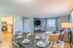 Dining - Near Casino Pool, Gym, Balcony, Parking, Washer Dryer (Scottsdale)