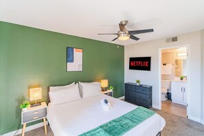Iron/ironing board, WiFi, bed sheets - Near Old Town | Pool+Gym+Balcony+Parking+WiFi+WD (Scottsdale)