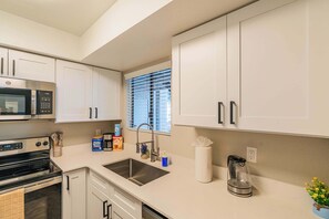 Fridge, microwave, oven, stovetop - Near Casino Pool, Gym, Balcony, Parking, Washer Dryer (Scottsdale)