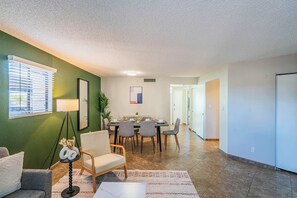 Dining - Near Casino Pool, Gym, Balcony, Parking, Washer Dryer (Scottsdale)