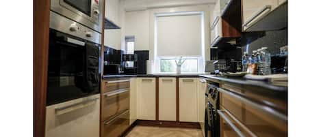 Kjøleskap, mikrobølgeovn, ovn og oppvaskmaskin