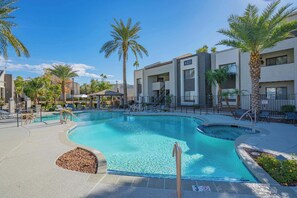Pool - Central Location Pool, Gym, Balcony, Parking, Washer and Dryer (Scottsdale)