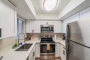 Kühlschrank, Mikrowelle, Ofen, Herdplatte