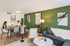 Dining - Bright Urban Retreat | Balcony Gym Washer/Dryer (Scottsdale)