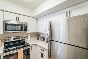 Private kitchen - Bright Urban Retreat | Balcony Gym Washer/Dryer (Scottsdale)