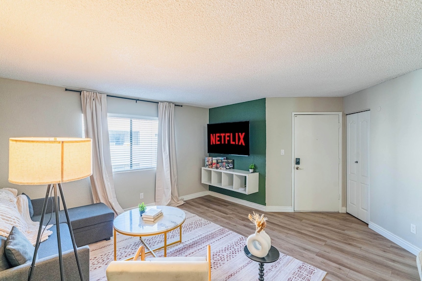 Bright Urban Retreat | Balcony Gym Washer/dryer - Sloan Park Mesa