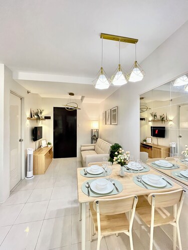 Cozy 2 Bedrooms Condo Near Oakridge w/ WiFi | Great for Families & Friends