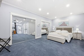 Tabla de planchar con plancha, wifi, ropa de cama