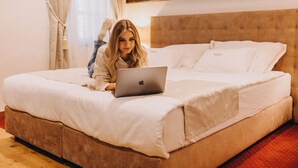 Comfort Tek Büyük veya İki Ayrı Yataklı Oda | Kaliteli yatak takımı, minibar, odada kasa, masa