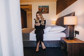 Chambre Deluxe double ou avec lits jumeaux, balcon, vue sur le vignoble | Literie de qualité, minibar, coffre-fort pour ordinateur portable