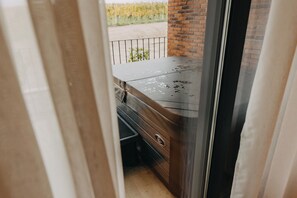 Kahden hengen deluxe-huone (yksi tai kaksi sänkyä), parveke, näköala viinitilalle | Terassi/patio