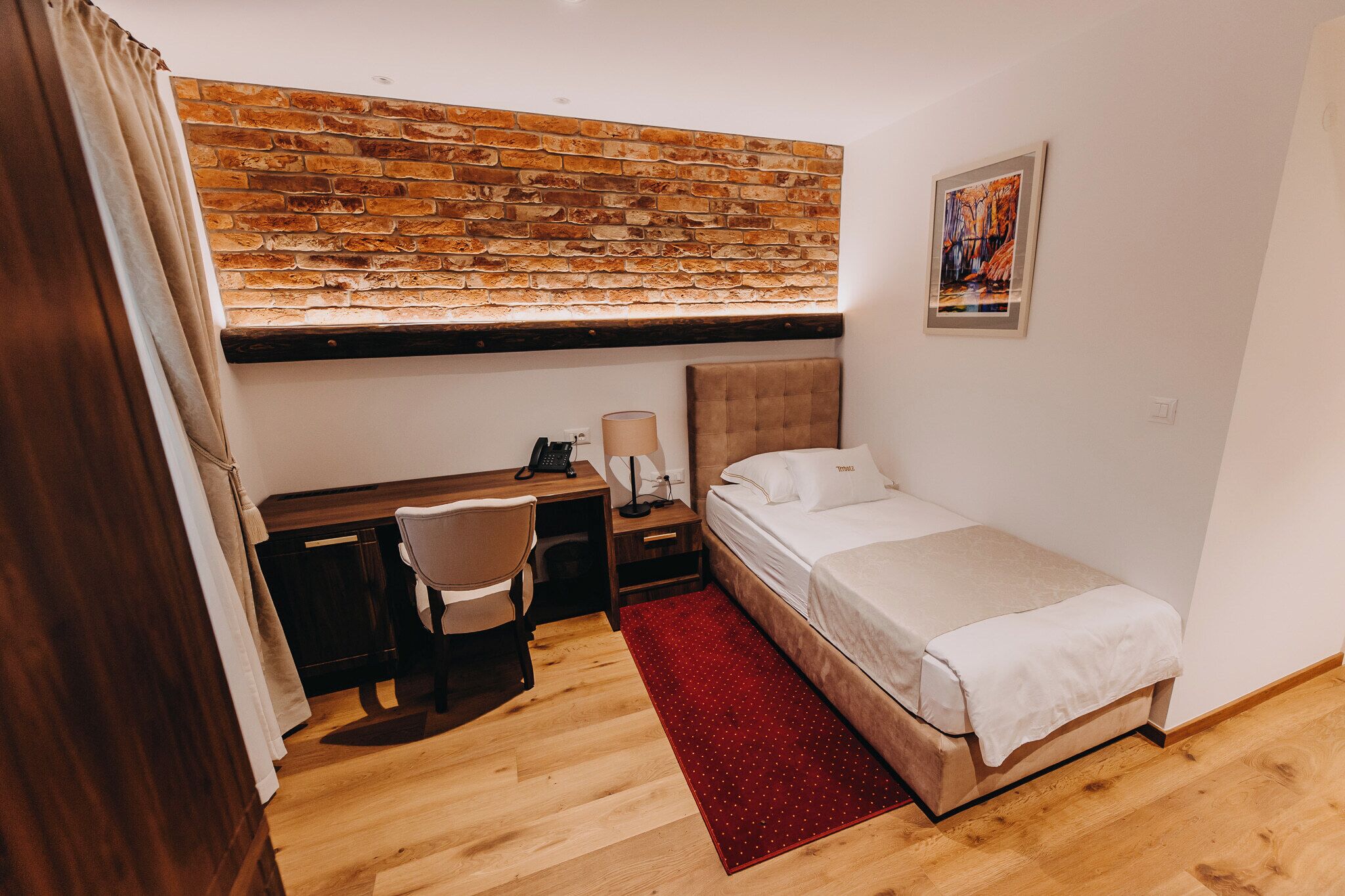Quarto solteiro conforto | Roupas de cama premium, frigobar, cofres nos quartos, escrivaninha