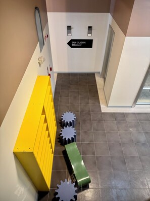 بوفيه فطور مجانًا يوميًا