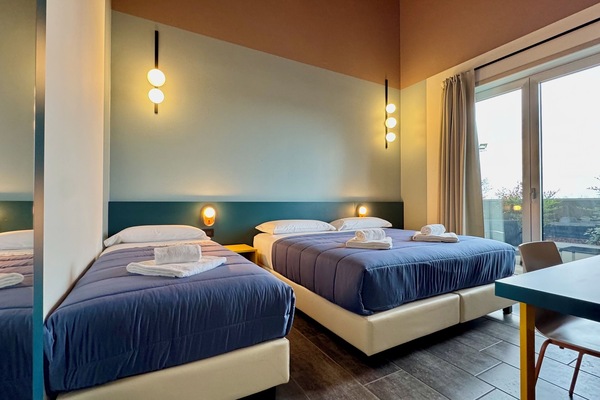 Superior Triple Room, Balcony | Peti besi dalam bilik, meja, langsir/tirai gelap terus, kalis bunyi