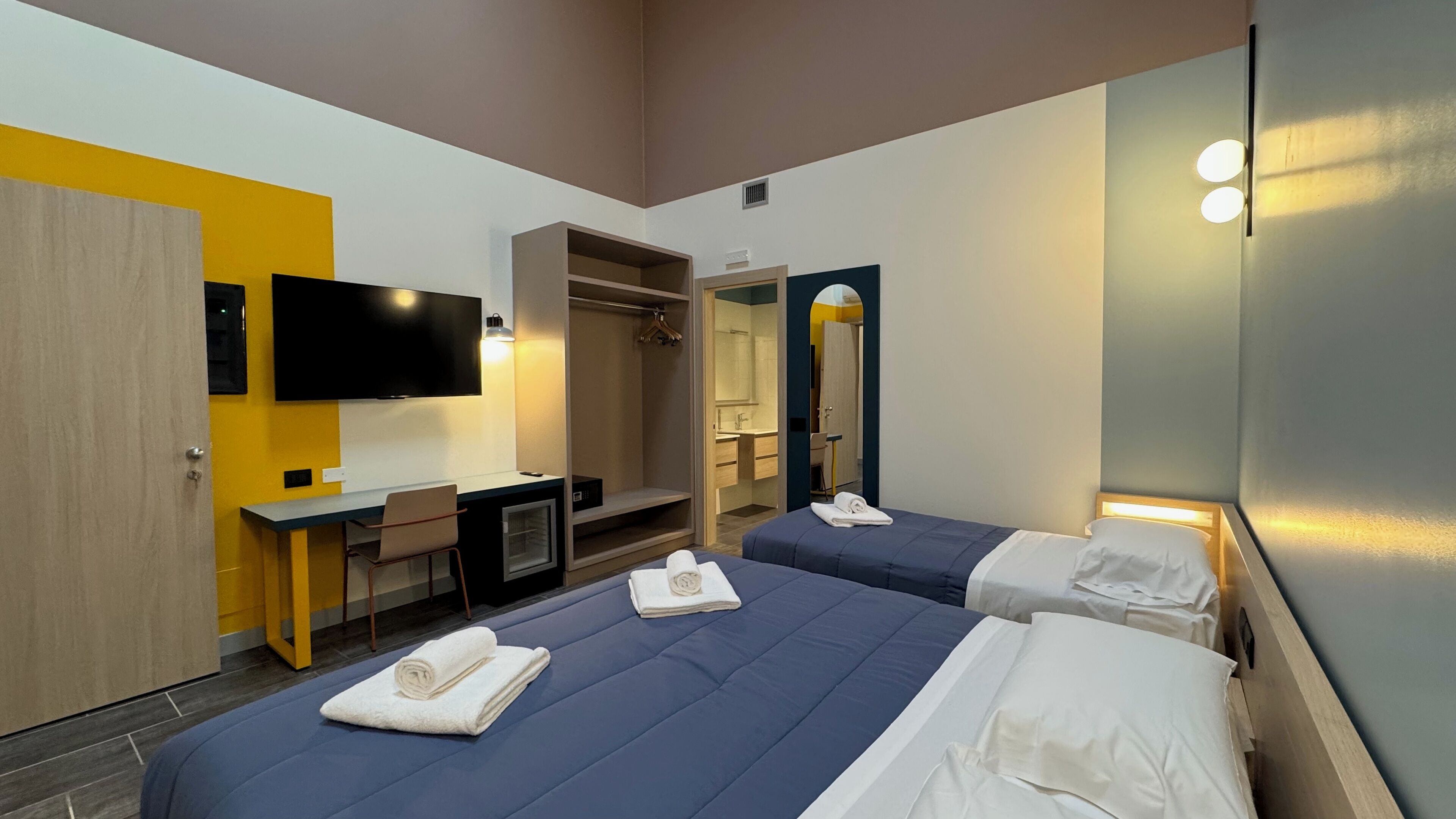 Classic Triple Room | In-room safe, desk, blackout drapes, free WiFi