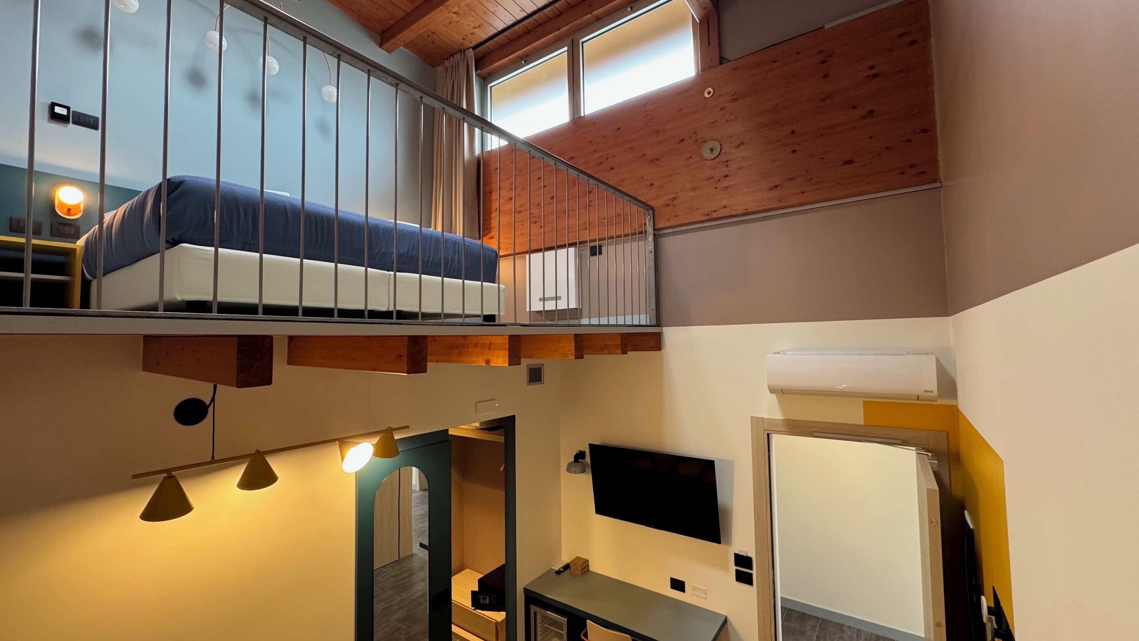 Classic Loft | In-room safe, desk, blackout drapes, free WiFi