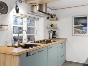 Kylskåp, mikrovågsugn, diskmaskin och grytor/köksredskap