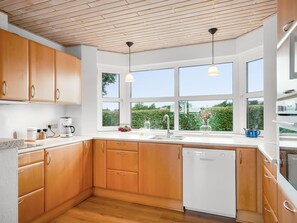 Refrigerador, microondas, lavavajillas y utensilios de cocina 