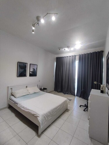 Riesiges Hauptschlafzimmer mit privatem Balkon