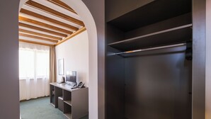 A room with a desk, a telephone, and a wardrobe. - Hotel Razlog (Razlog)