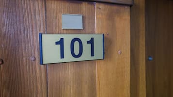 Escritorio, tabla de planchar con plancha y wifi gratis