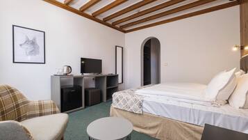 Camera doppia, vista città | Una scrivania, ferro/asse da stiro, Wi-Fi gratuito